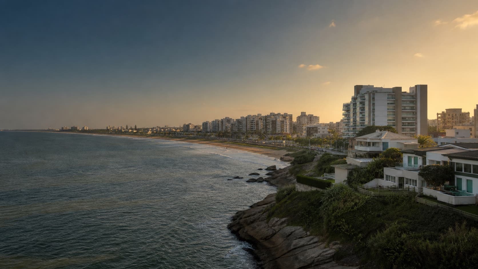 Orla residencial inspirada em Macaé ao entardecer